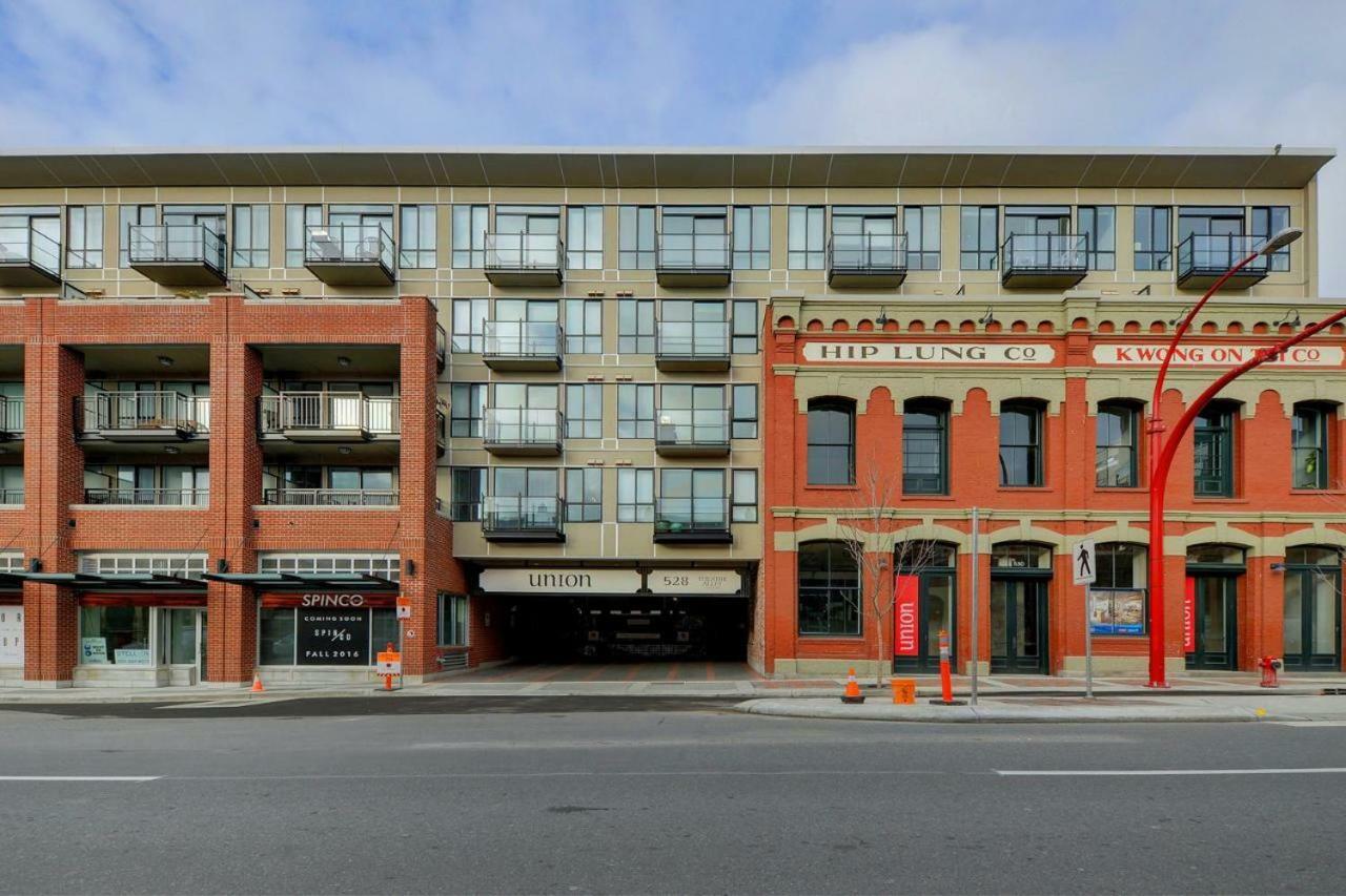 Downtown Heritage Condo With Parking Вікторія Екстер'єр фото