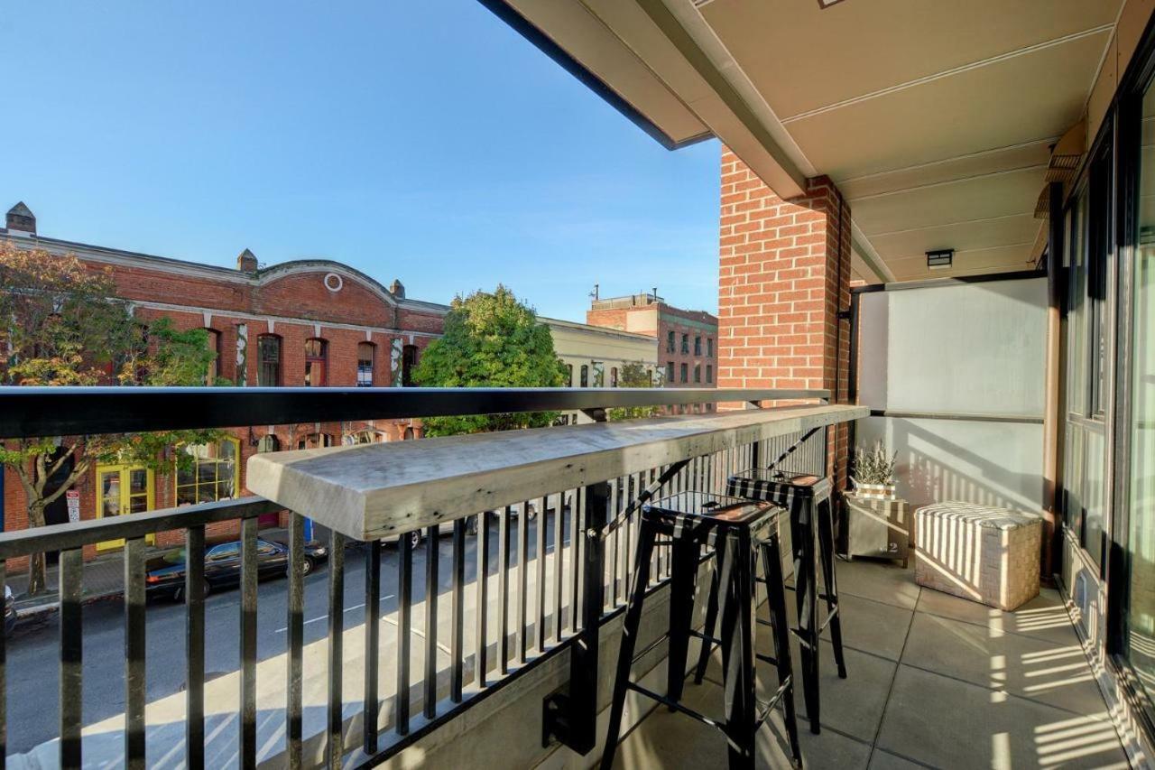 Downtown Heritage Condo With Parking Вікторія Екстер'єр фото