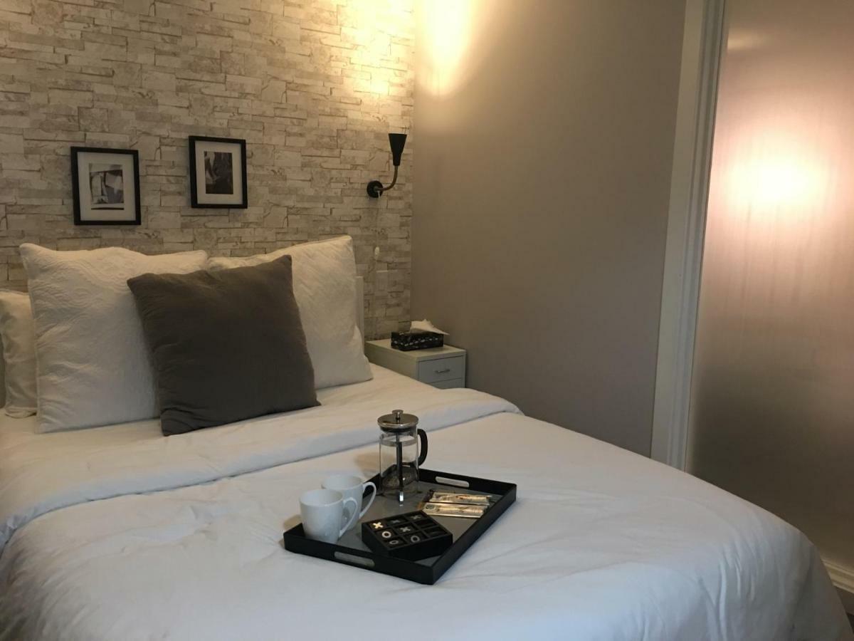 Downtown Heritage Condo With Parking Вікторія Екстер'єр фото